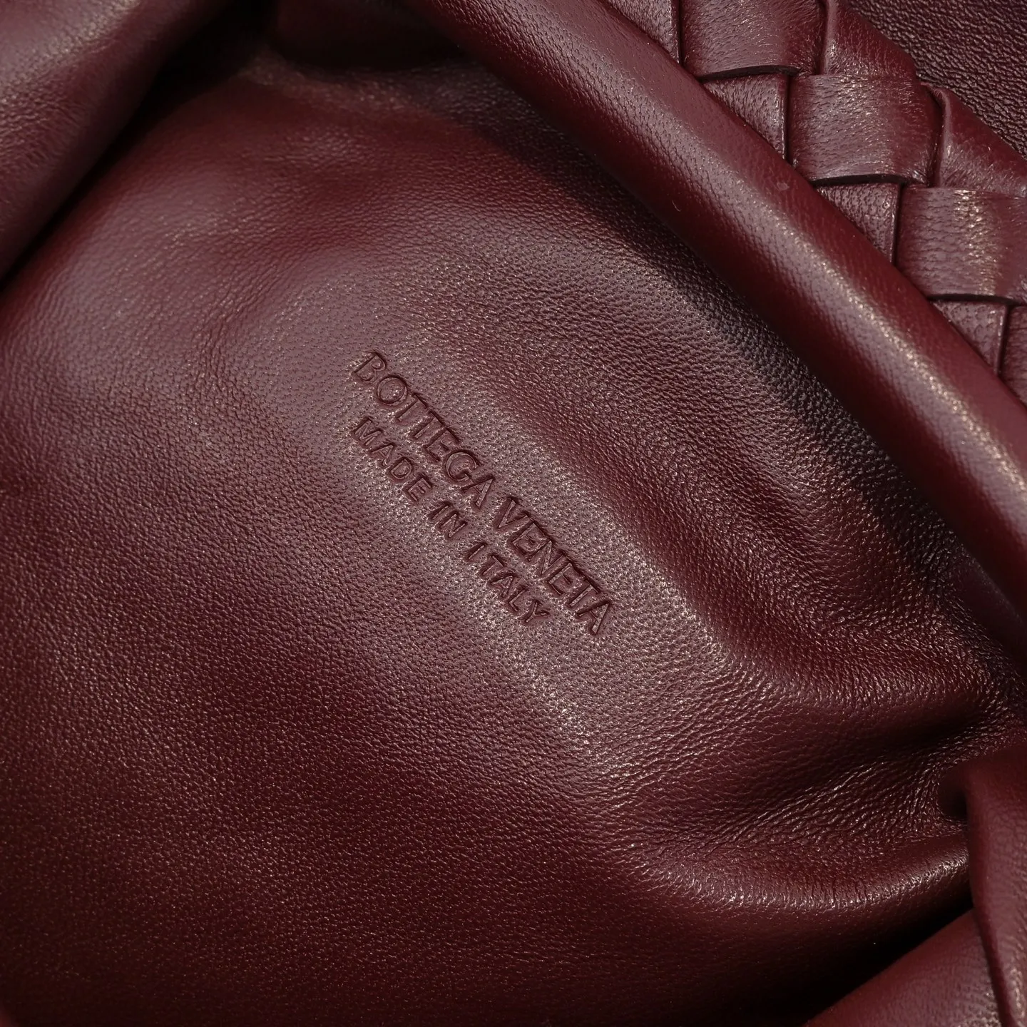 Batch 1880 BOTTEGA VENETA LAUREN 1980 small clutch bag is new! The small size that many people are squatting on is finally here. The self-adjustable zipper is a highlight of this bag. After being removed, it can be used as a handbag for important occasions. One bag unlocks two carrying methods at the same time. It is practical and has a unique sense of structure and beautiful lines. It is more elegant than a small cloud. It is a tribute to the classics and the pursuit of modernity. Style number: 4038 Size: 27*15*8cm